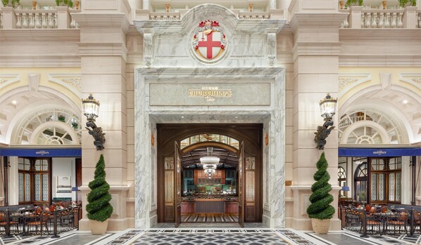 5 restaurants; breakfast, lunch, dinner and brunch served 