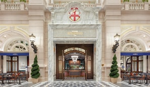 5 restaurants, breakfast, lunch, dinner served; international cuisine
