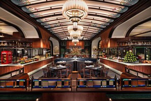5 restaurants, breakfast, lunch, dinner served; international cuisine 