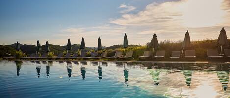 Piscine extérieure, chaises longues