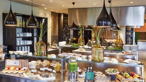 A buffet area with various food items, glassware, and a sign indicating a detox menu. - Loisium Wine & Spa Hotel Südsteiermark  (Ehrenhausen an der Weinstraße)