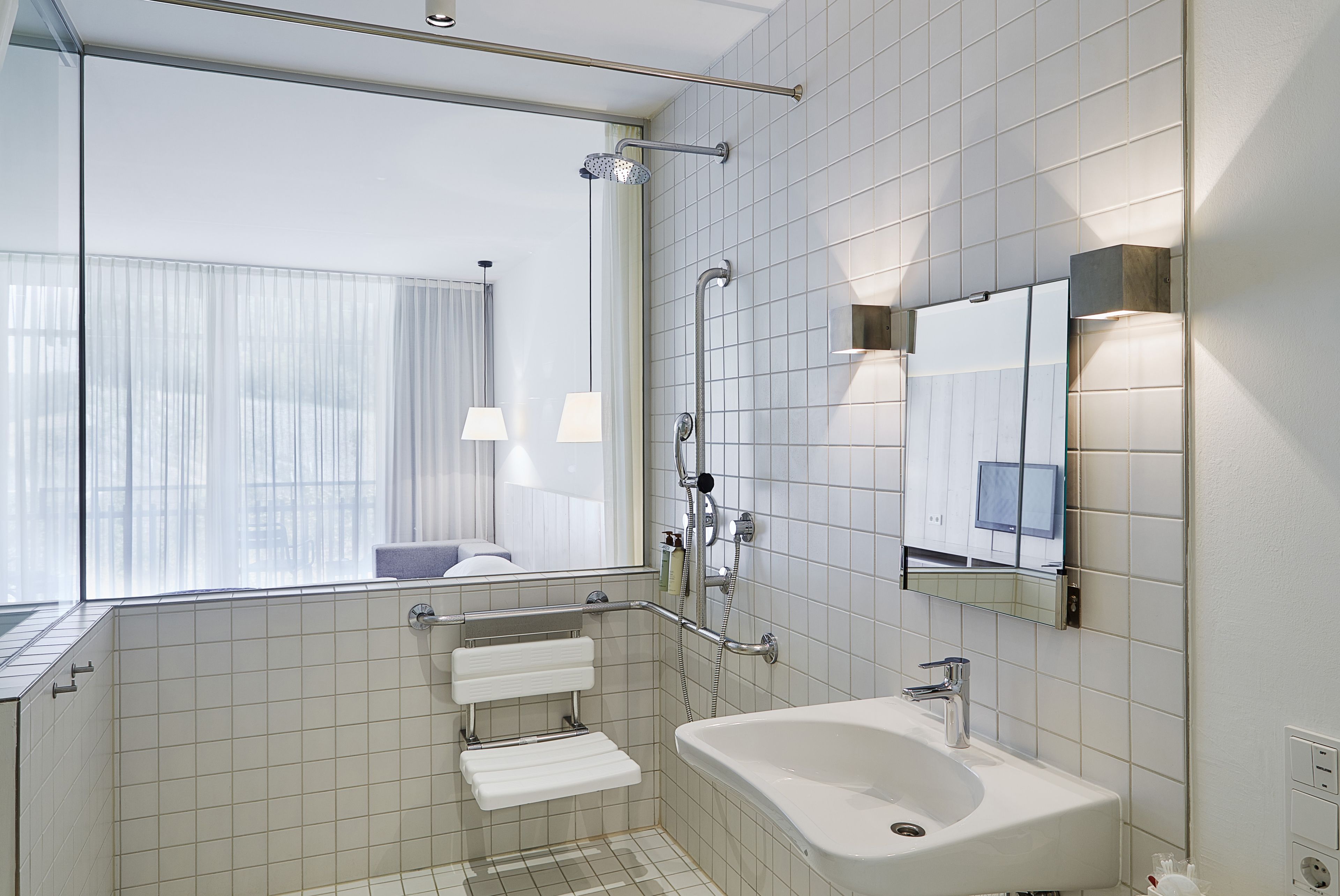 2 bars/lounges, poolside bar