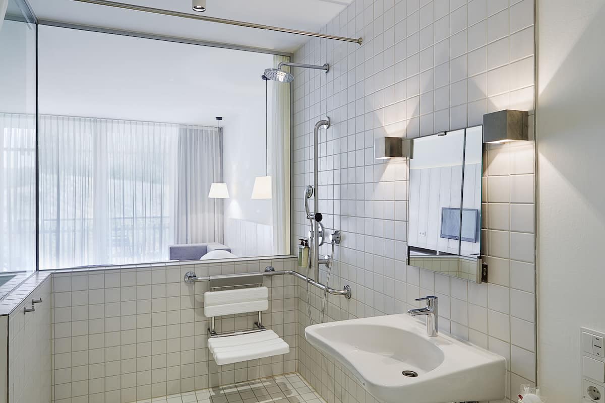 2 bars/lounges, poolside bar