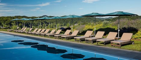 Piscine extérieure, chaises longues