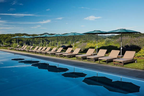 Utomhuspool och solstolar
