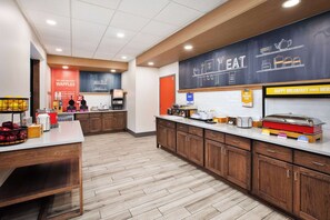 Free daily buffet breakfast  - Hampton Inn Clinton, IA (Clinton)