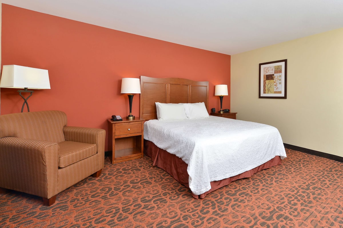 Premium bedding, down comforters, minibar, desk