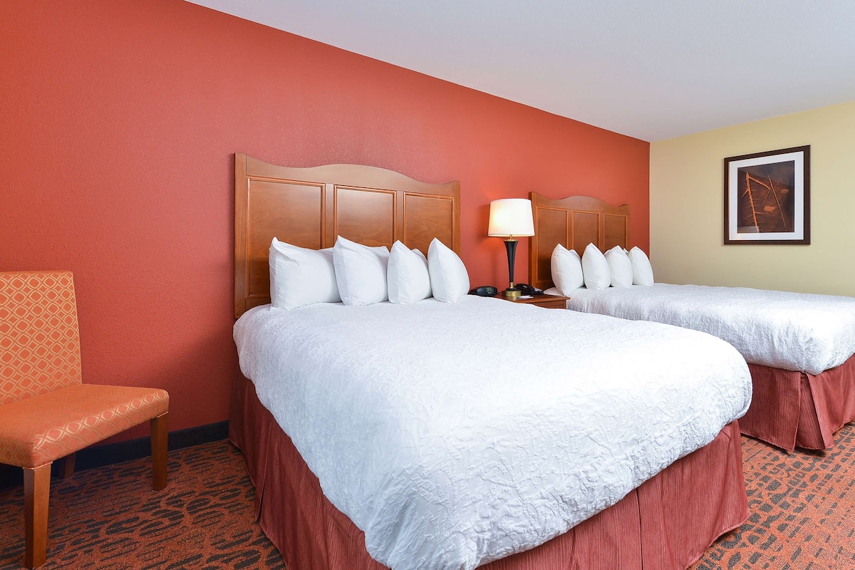 Premium bedding, down comforters, minibar, desk