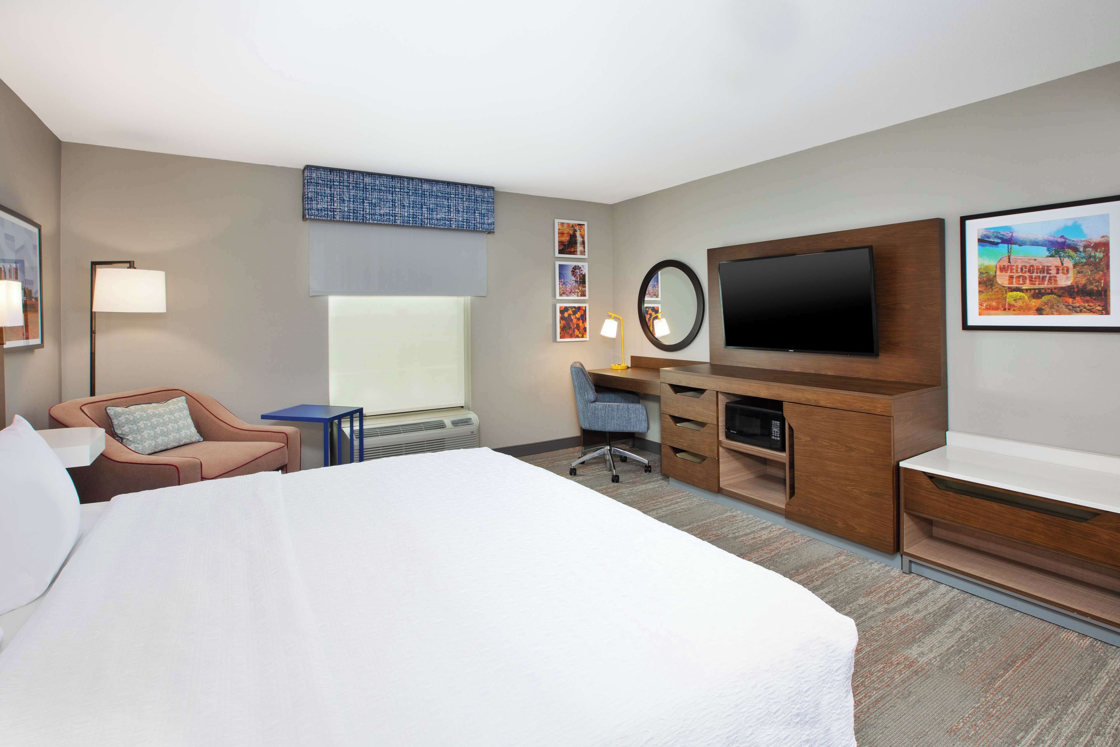 room, 1 king bed, accessible, bathtub (mobility & hearing) | premium bedding, down duvets, minibar, desk