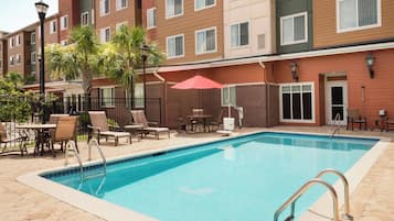 Piscina externa sazonal, funciona das 10h às 21h, espreguiçadeiras