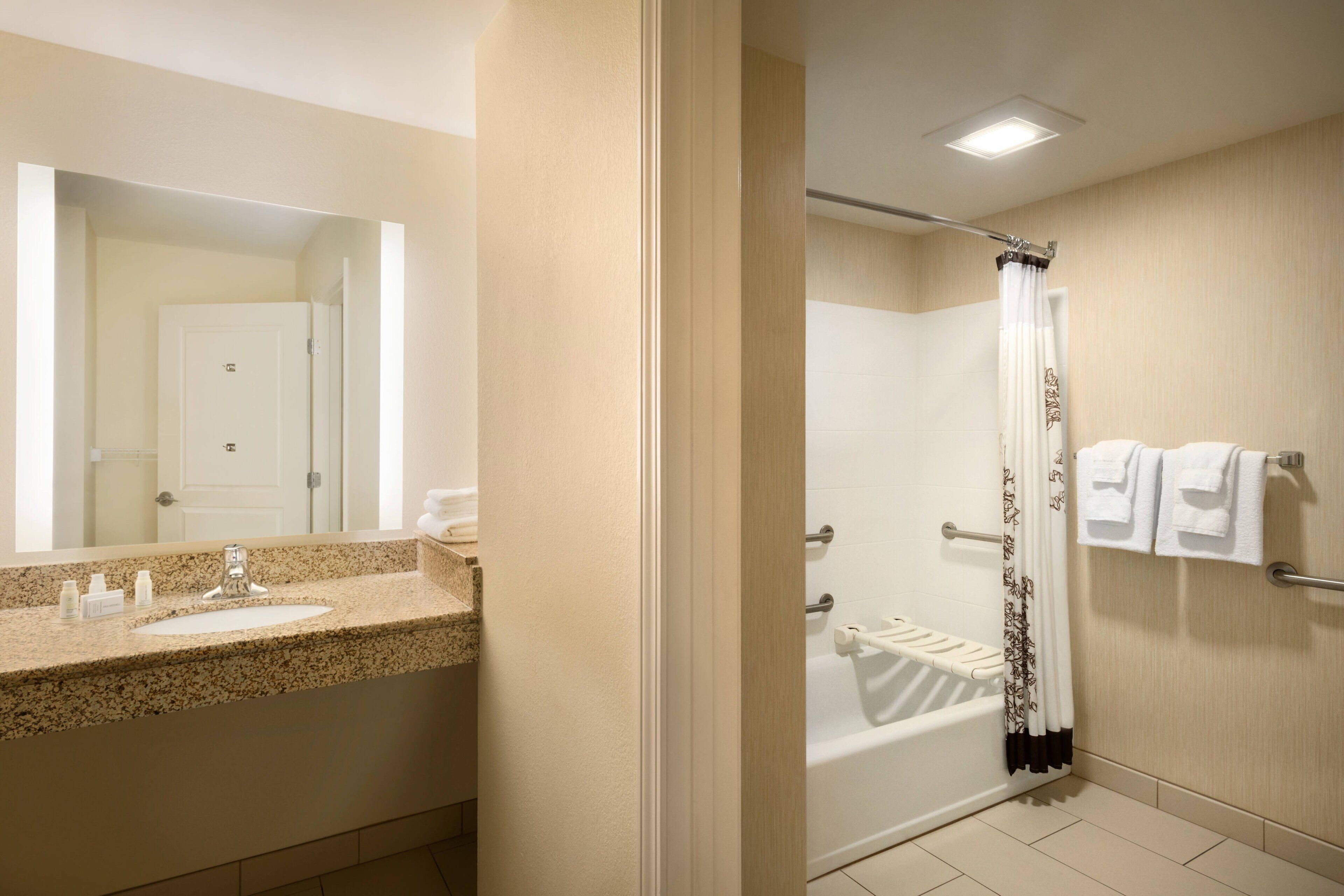 suite, 1 bedroom | bathroom | combined shower/bathtub, free toiletries, hair dryer, bathrobes