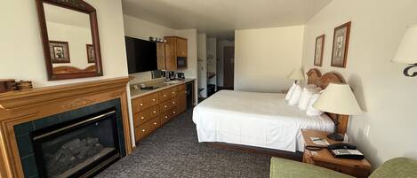 Premier Room, 1 King Bed with Sofa bed | 1 bedroom, iron/ironing board, free WiFi, bed sheets