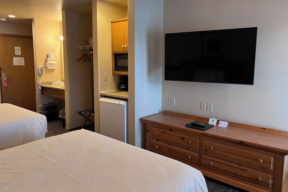 Iron/ironing board, WiFi (free), bed sheets