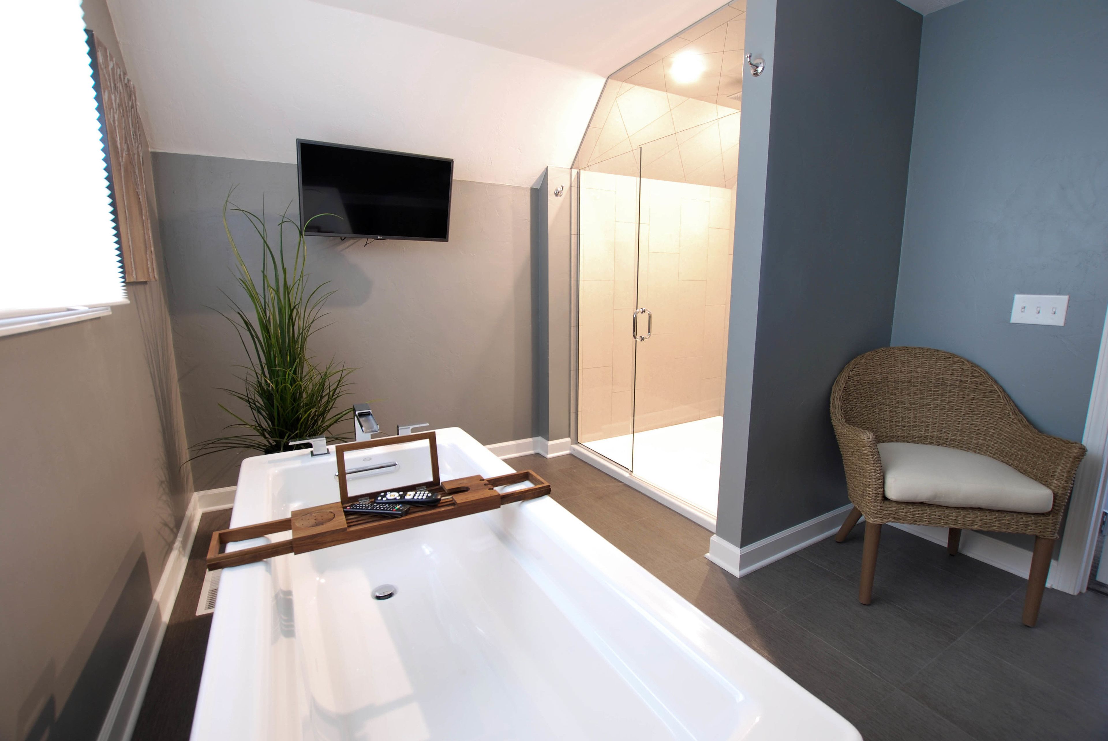 Deep soaking bathtub