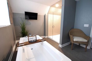 Deep-soaking bathtub - Homestead Suites (Fish Creek)