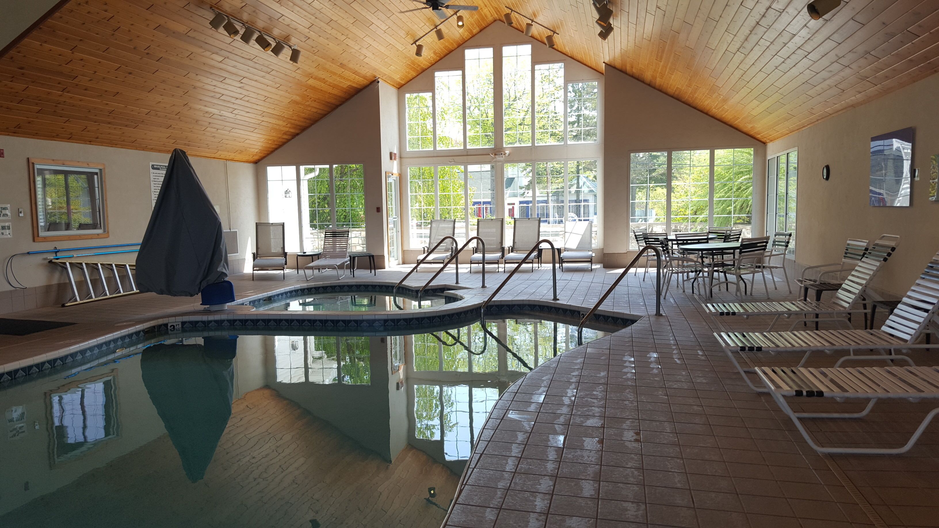 من حمّامات السباحة المغطاة، حمّام سباحة خارجي موسمي، مقاعد للتشمس