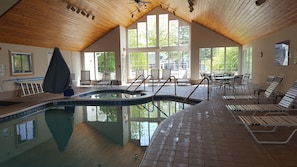 Alberca techada, alberca al aire libre por temporada y camastros