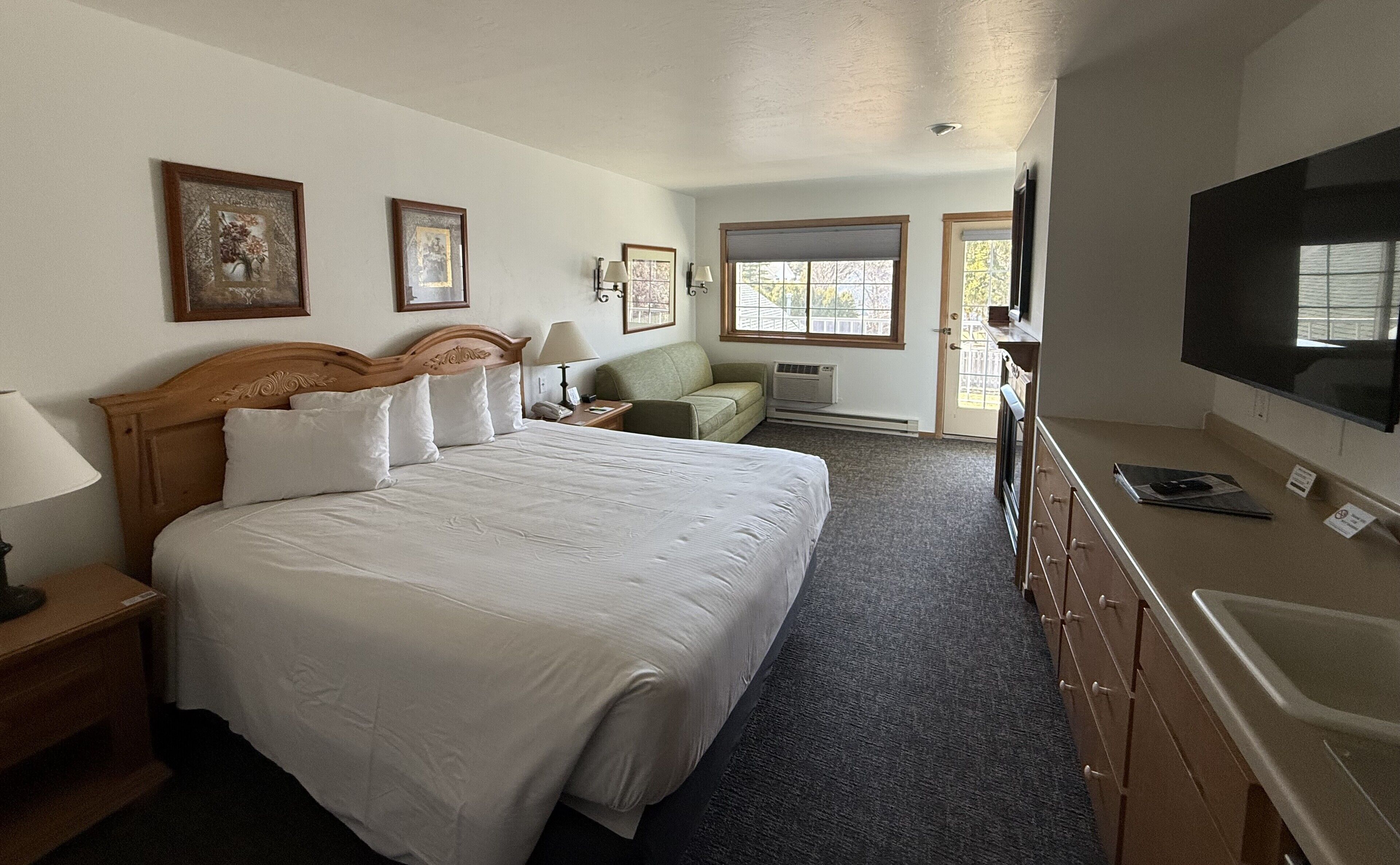 Iron/ironing board, free WiFi, bed sheets