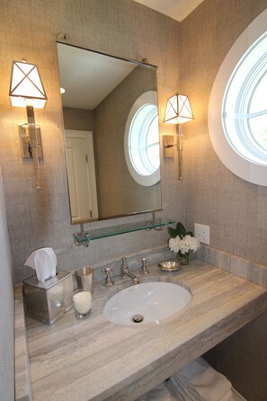 客室ごとに異なるインテリア、遮光カーテン、アイロン / アイロン台、WiFi (無料)