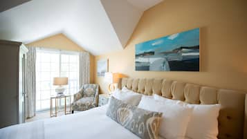 Muebles diferentes, cortinas blackout y tabla de planchar con plancha