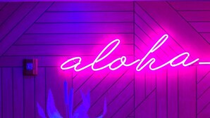 Um letreiro de neon com a palavra 