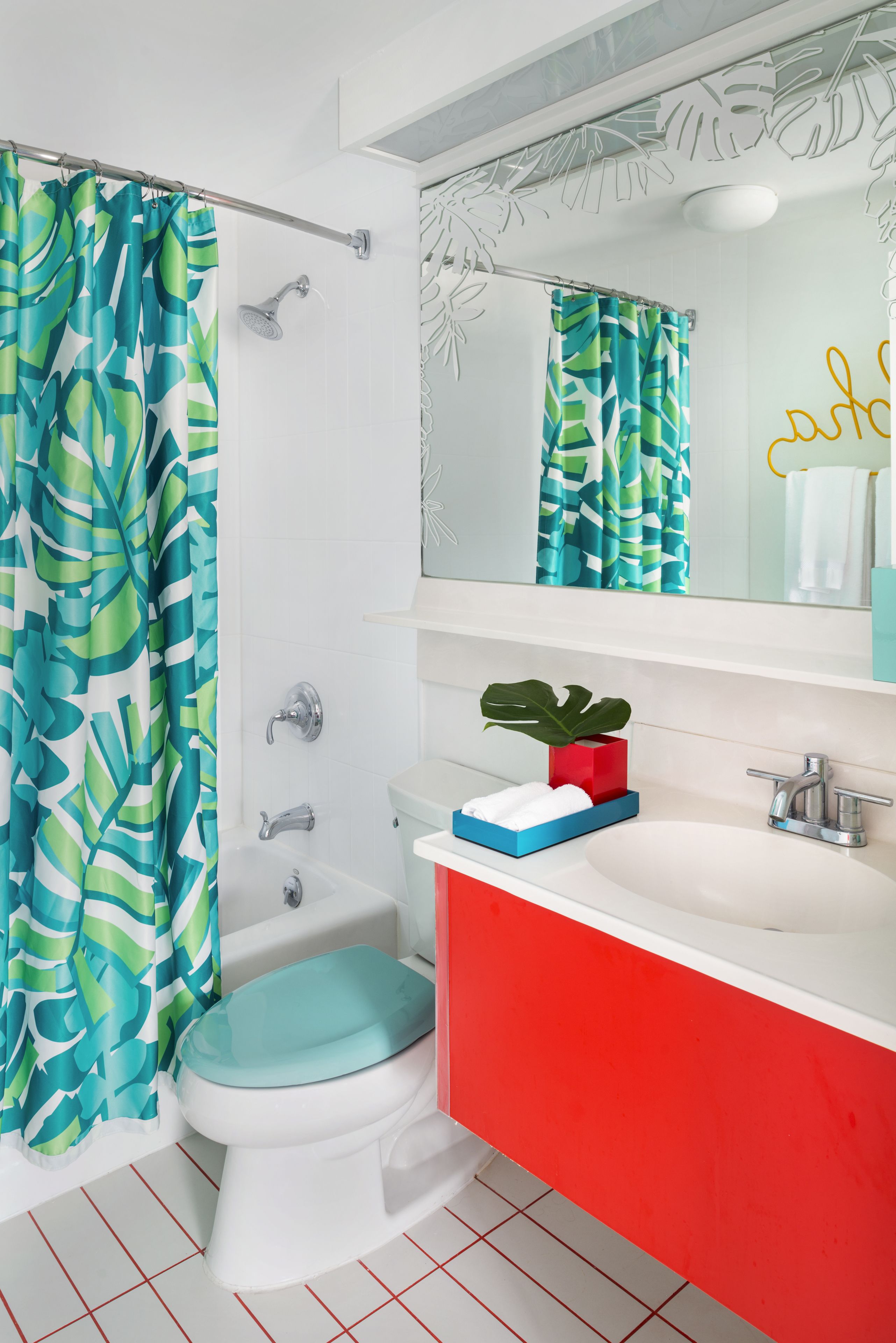 combined shower/bathtub, free toiletries, hair dryer, towels