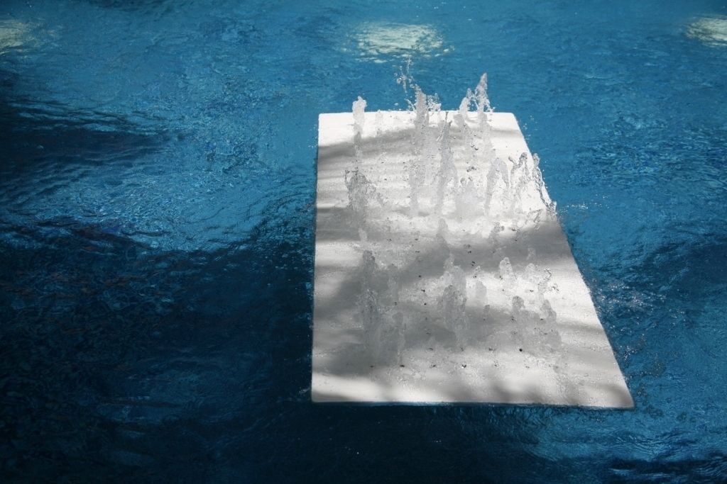 Een rechthoekig object dat gedeeltelijk onder water staat, met meerdere waterstralen.