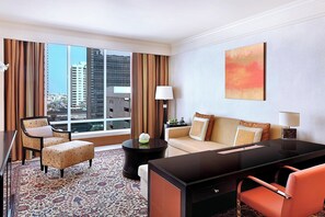 شقة - غرفة نوم واحدة | منطقة المعيشة | تلفزيون ذكي بحجم 32-بوصة يعرض قنوات تلفزيونية رقمية، تلفزيون