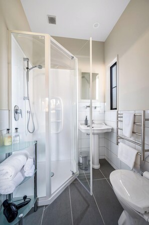 Kostenlose Toilettenartikel, Haartrockner, Handtücher, Seife