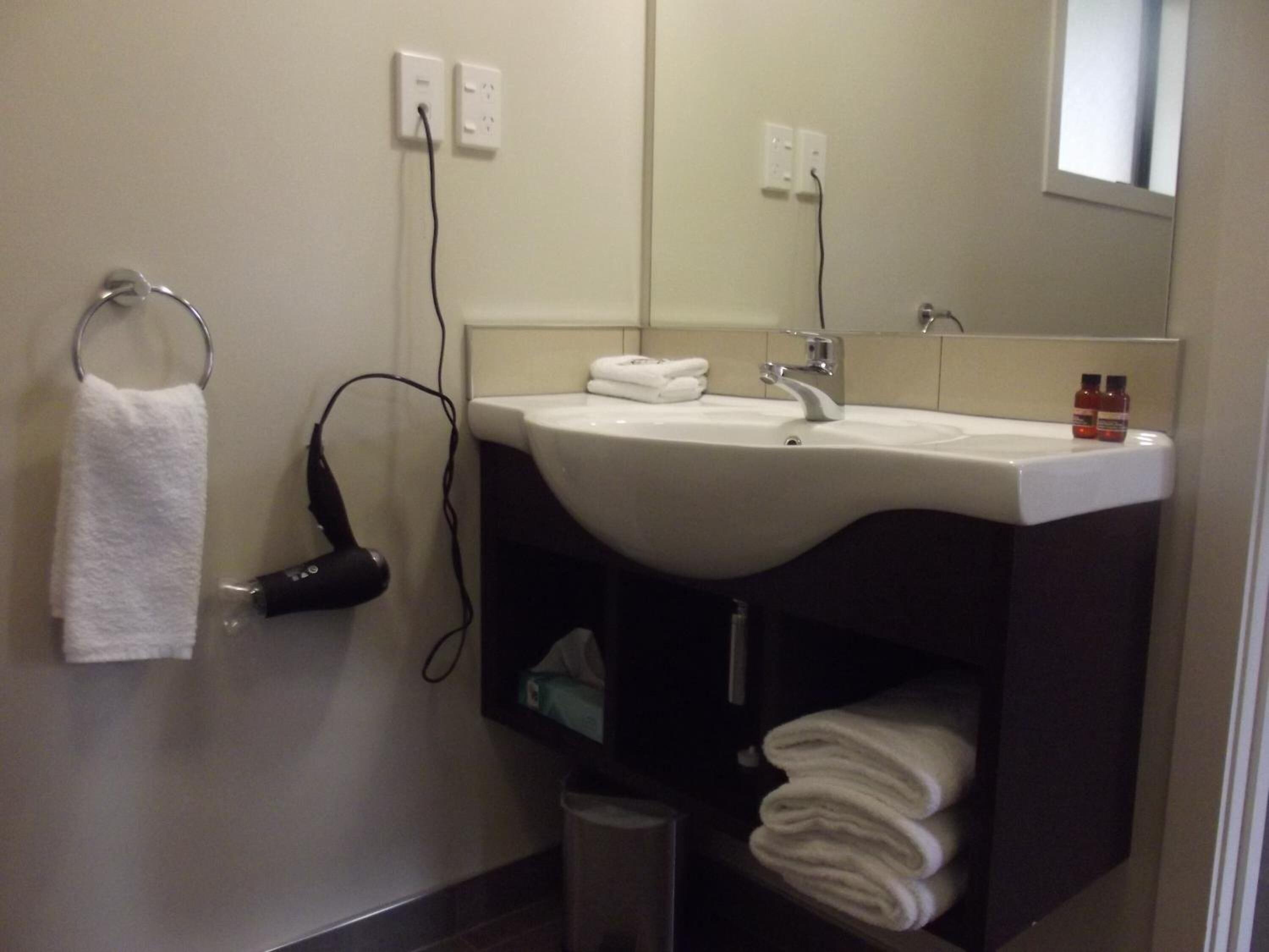 Artículos de tocador gratuitos, secador de pelo, toallas