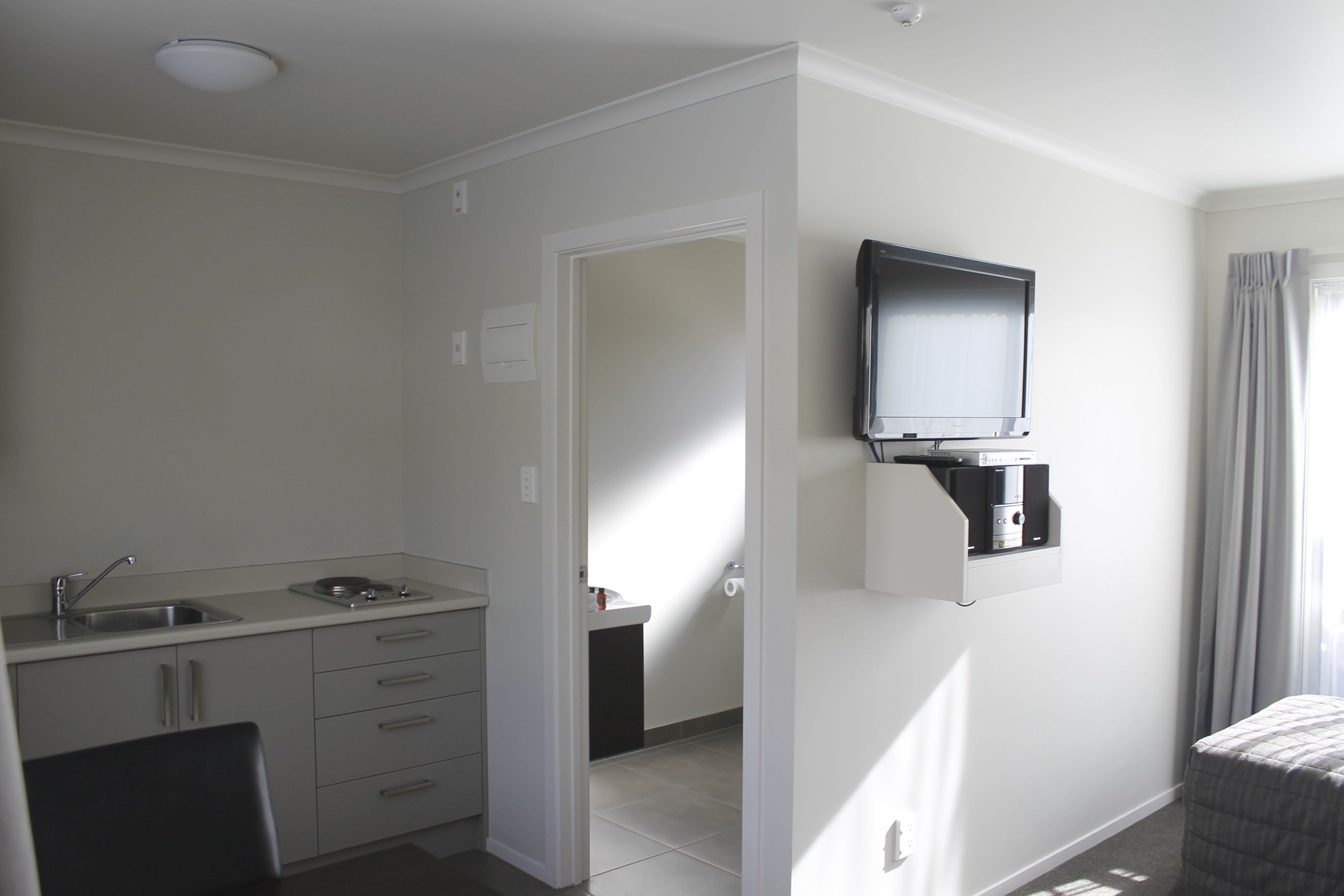 标准房, 1 间卧室 | 起居区 | 32-英寸液晶电视（配备数码频道）、电视、DVD 播放器