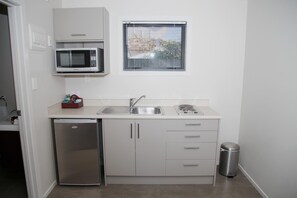 冰箱、微波炉、炉灶、电热水壶