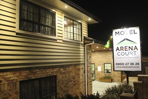 Bagian depan properti - sore/malam