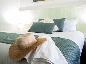 Hochwertige Bettwaren, Schreibtisch, laptopgeeigneter Arbeitsplatz