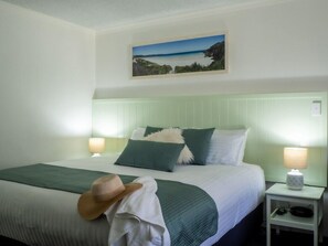 Premium bedding, desk, laptop workspace, blackout curtains - Kiama Shores (Kiama)