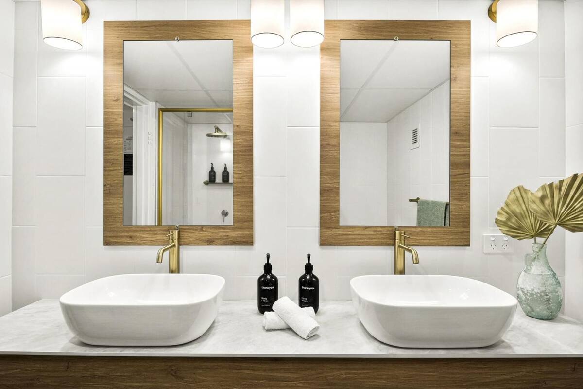 deluxe king first floor | bathroom | hair dryer, towels, soap, shampoo