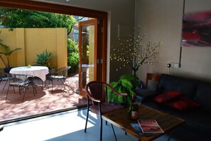 42-inch LCD TV with satellite channels, TV, streaming services - Kiama Shores (Kiama)