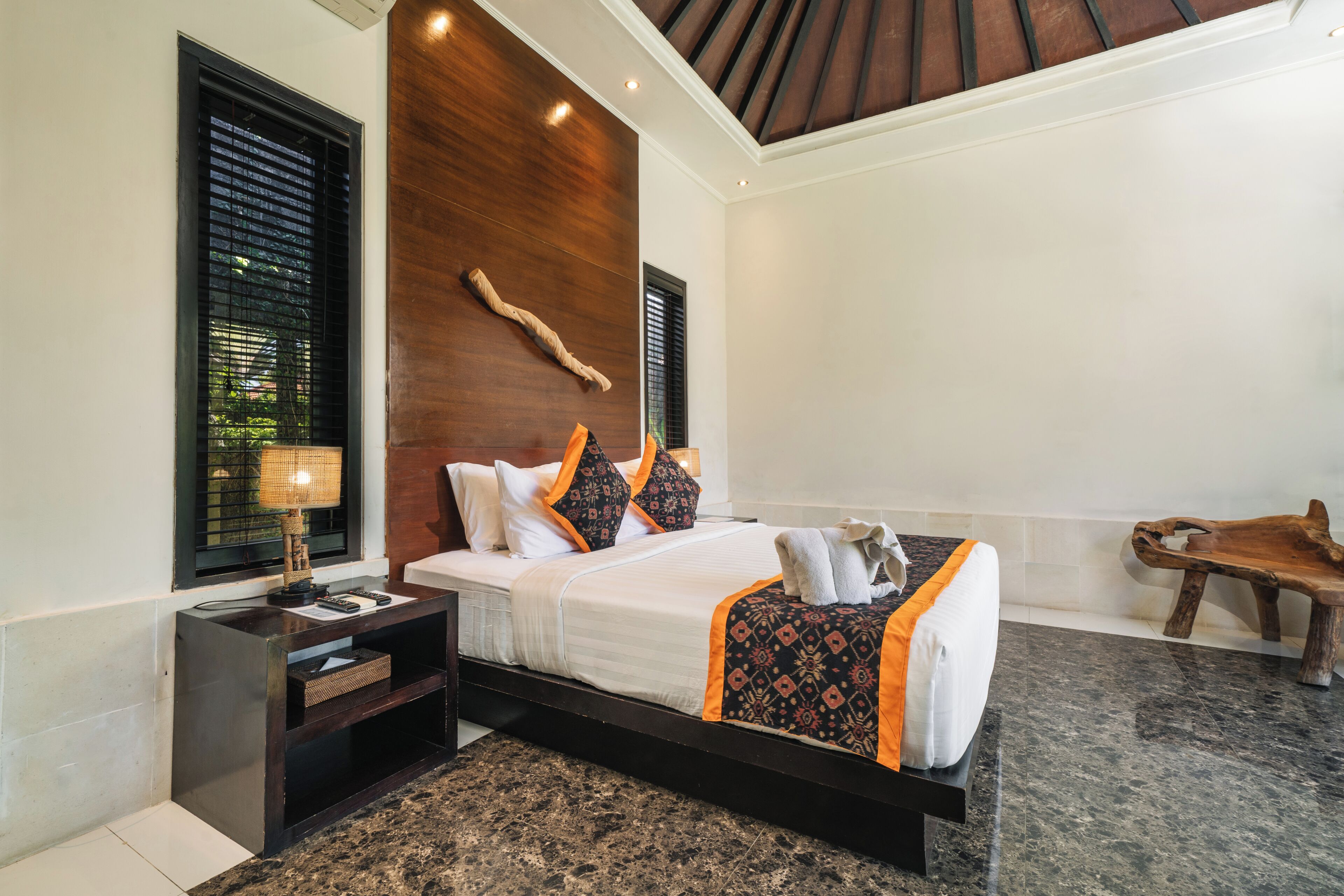 Villa, 1 Bedroom | In-room safe, desk, laptop workspace, blackout drapes