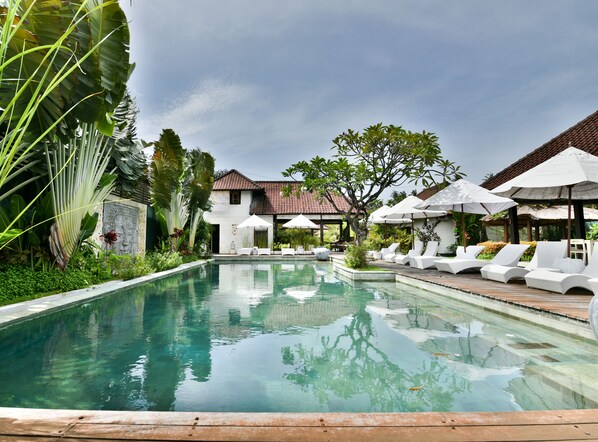 Outdoor pool, pool umbrellas, pool loungers - Katala Villas (Denpasar)