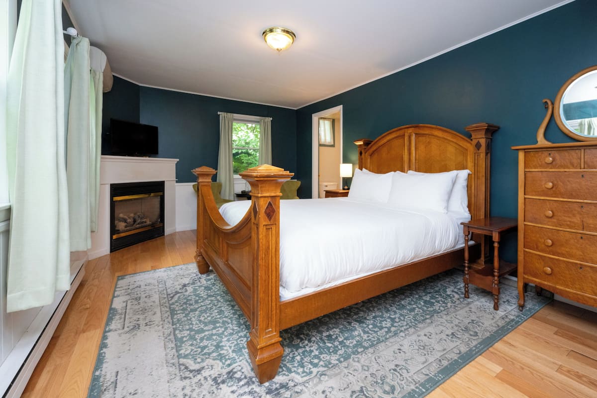 Room, 1 Queen Bed (Dewey Carriage House) | Free WiFi, bed sheets