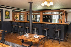 Habitación, 1 cama Queen size (Whitlock Cozy) | Wifi gratis y ropa de cama