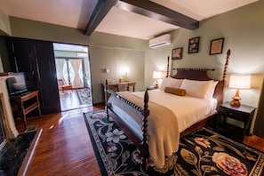 Room, Private Bathroom (William's Suite (17)) | Free WiFi, bed sheets