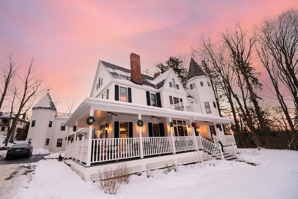 Vista frontal de la propiedad