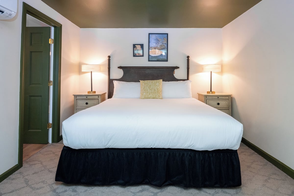 Deluxe Suite, 1 King Bed with Sofa bed (Whitlock Inn) | Free WiFi, bed sheets