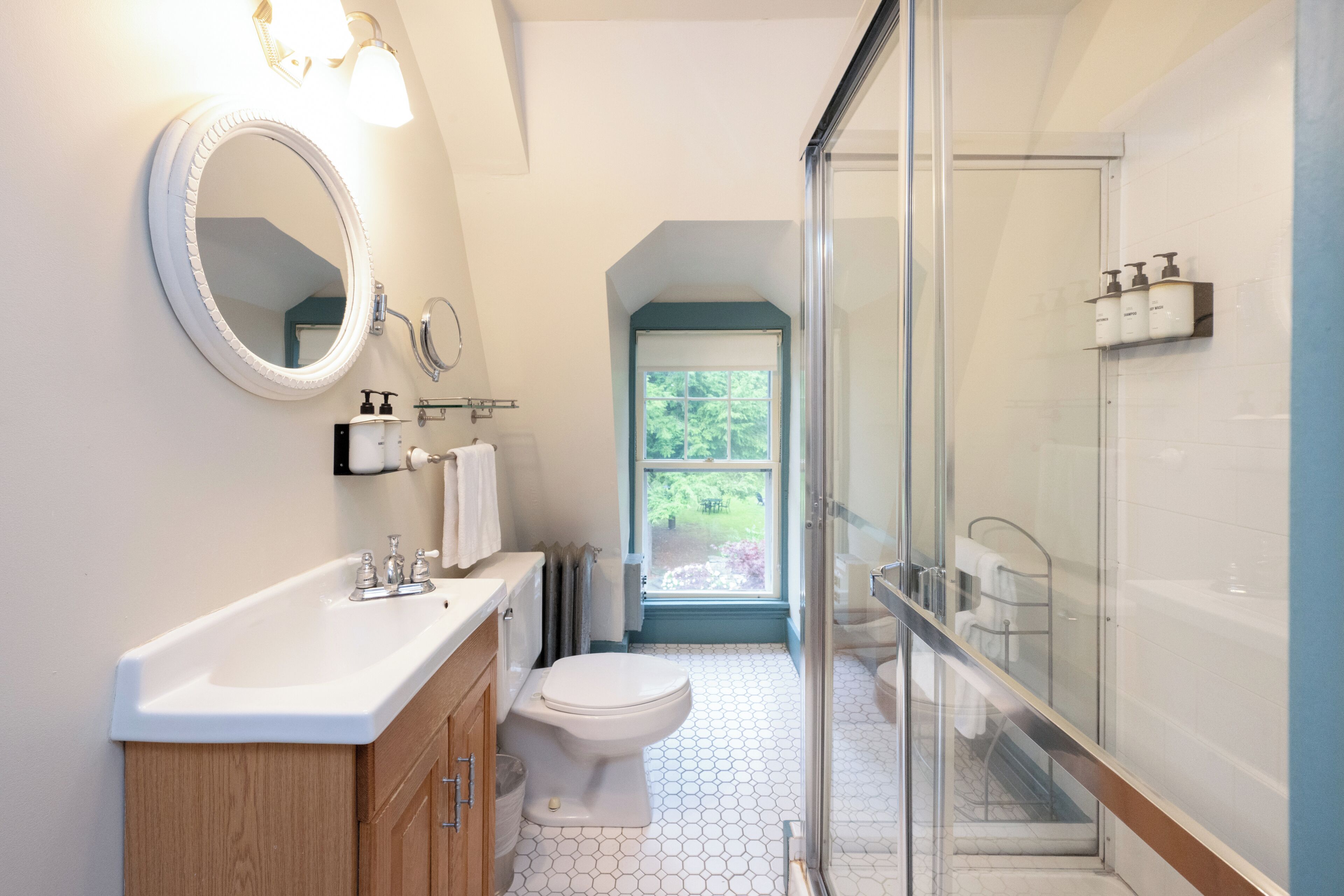 deluxe room, 1 queen bed (dewey inn) | bathroom | shower, designer toiletries, hair dryer, towels