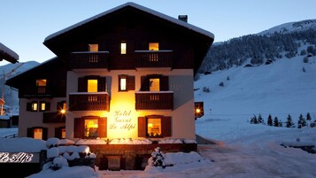 Facciata della struttura - sera/notte