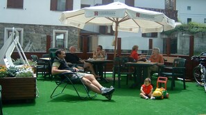 Breakfast and dinner served