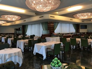 Frukostbuffé varje dag (EUR 10 per person)