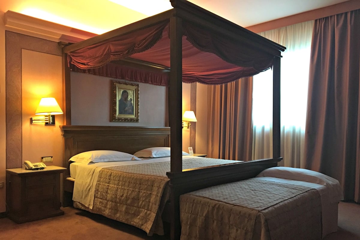 Frette Italian sheets, premium bedding, down duvets, memory-foam beds