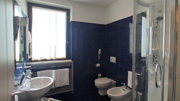 Shower, rainfall showerhead, designer toiletries, hair dryer - Guglielmotel (Brembate)